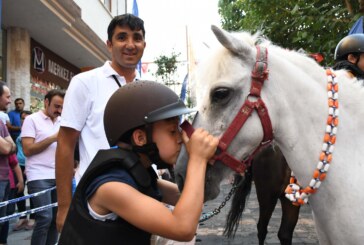 Çocuklardan  Pony Cinsi Atlara Yoğun İlgi