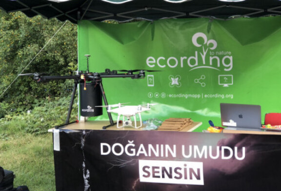 Hemşehrimiz Mühendis Mert Karslıoğlu Geliştirdiği Proje ile Artvin’i Gururlandırdı Hemşehrimiz Mühendis Mert Karslıoğlu’ndan Yeşil Proje: Tohum Atan Drone