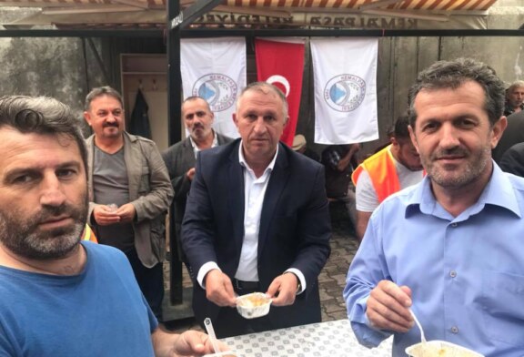 Kemalpaşa Belediyesi’nden Vatandaşlara Aşure İkramı Kemalpaşa Belediyesi, muharrem ayı dolayısıyla belediye binası önünde vatandaşlara aşure ikramında bulundu.