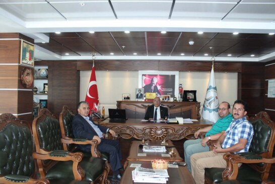 Kars TSO Ve İran İş Adamları Hopa TSO’yu Ziyaret Etti Kars Ticaret ve Sanayi Odası Meclis Üyesi Nurullah Karaca, İran iş adamı Ali Davarpanh ve İsa Rizae Hopa TSO’ya ziyaret gerçekleştirdiler.