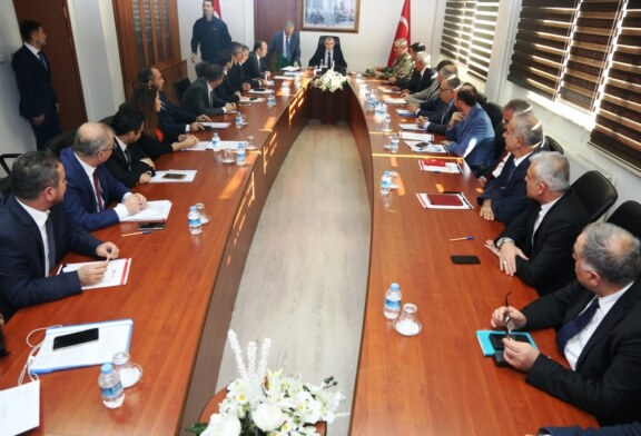 BAĞIMLILIKLA MÜCADELE TOPLANTISI, VALİ DORUK BAŞKANLIĞINDA GERÇEKLEŞTİRİLDİ