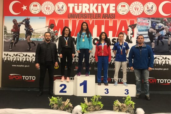 Melike,  AÇÜ’ye Altın Madalya Kazandırdı Melike Bozer, Muaythai’de  Artvin Çoruh Üniversitesi’ne  Altın Madalya Kazandırdı