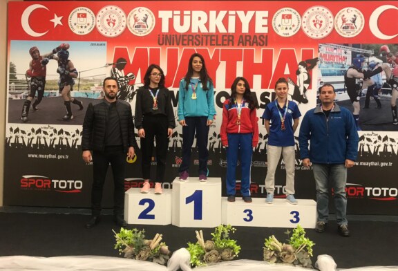 Melike,  AÇÜ’ye Altın Madalya Kazandırdı Melike Bozer, Muaythai’de  Artvin Çoruh Üniversitesi’ne  Altın Madalya Kazandırdı