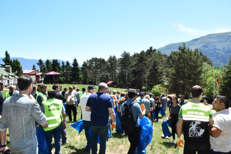 Artvin Belediyesi Halkla El Ele Kafkasör Yaylasının Çöplerini Topladı