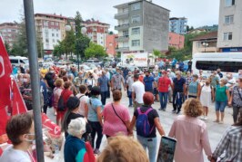 ARDEŞEN’DE DENİZ KAFESLİ BALIK ÇİFTLİĞİ ÇED TOPLANTISI HORONLA PROTESTO EDİLDİ