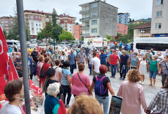 ARDEŞEN’DE DENİZ KAFESLİ BALIK ÇİFTLİĞİ ÇED TOPLANTISI HORONLA PROTESTO EDİLDİ